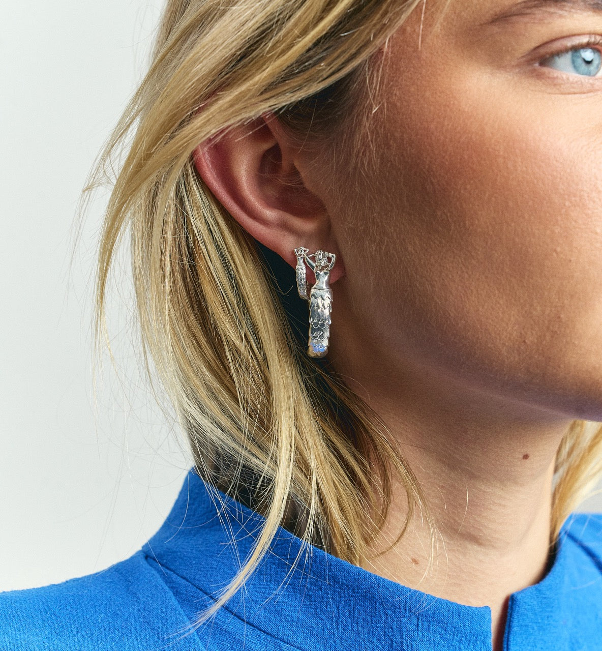 Anna + Nina Big Mermaid Hoop Earrings Zilver