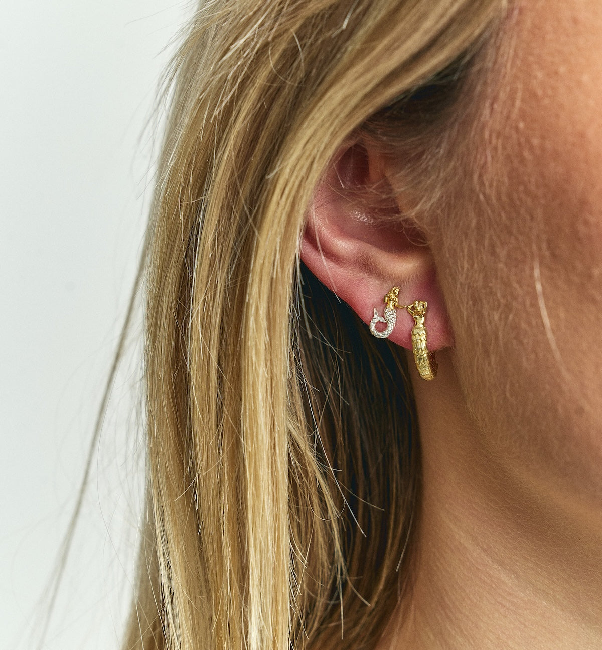 Anna + Nina Small Mermaid Hoop Earrings Goud
