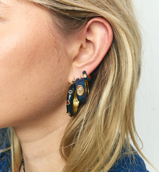 Anna + Nina Percy Huggie Earrings Goud
